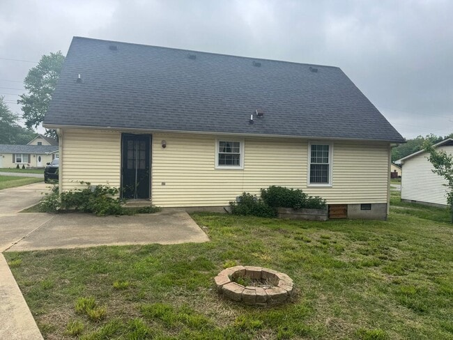 Building Photo - Convenient location! Cute 4 Bed 2 Bath hom...