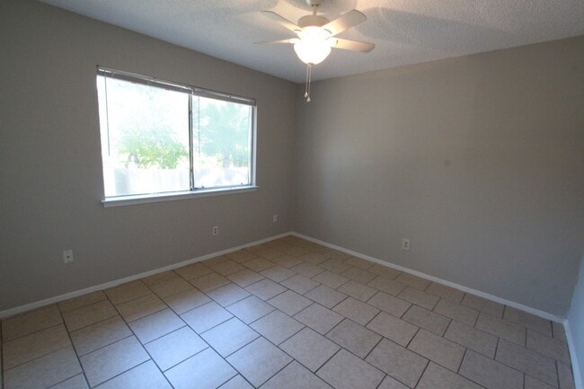 Building Photo - Southeast Austin Home with Vaulted Ceilings, Bonus Room & Private Backyard
