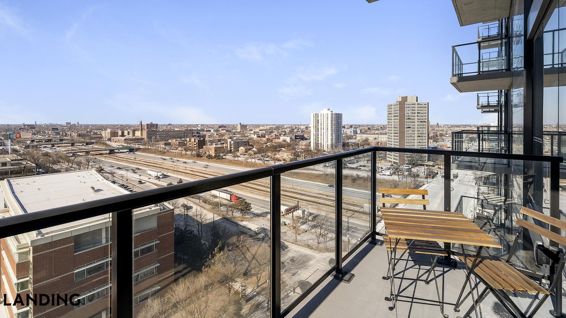 Building Photo - 513 S Damen Ave