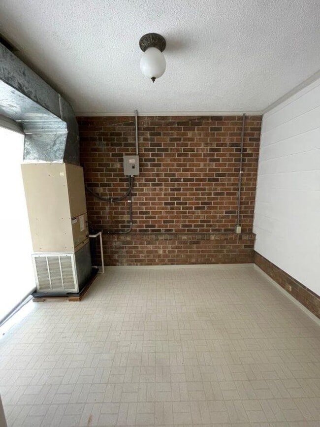 Building Photo - 610 Park Ave