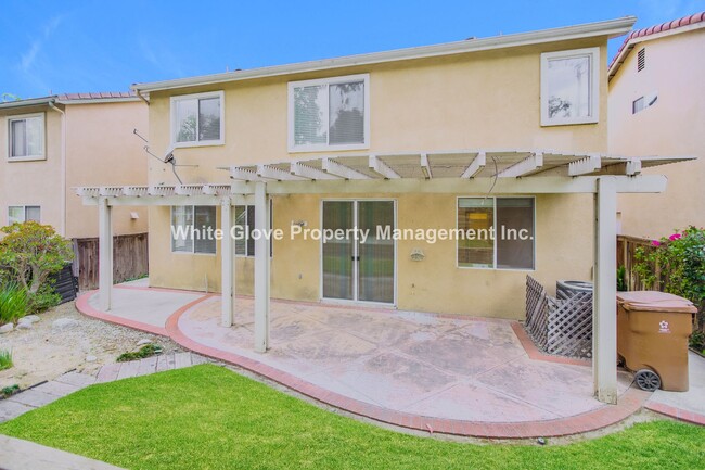 Building Photo - 4 Bedroom in Fullerton's Somerset Gated Co...