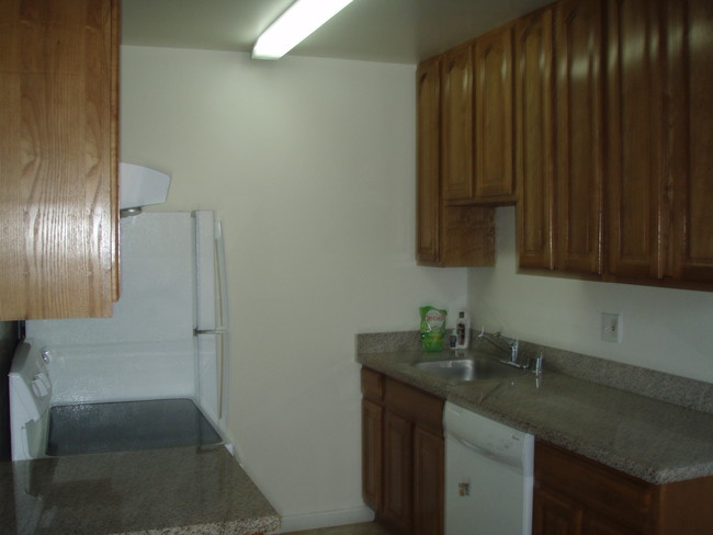 full kitchen - 1620 Palmetto Ave