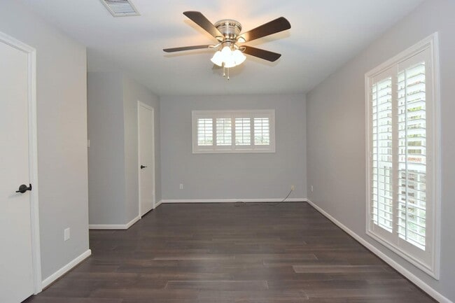 Building Photo - 10802 Meadow Lake Ln