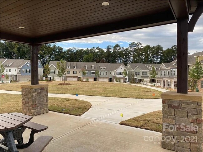 Building Photo - Like Brand New Luxury Townhome in Matthews!