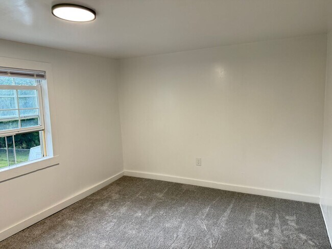 Building Photo - Newly Renovated 3 Bedroom 1.5 Bathroom Hom...