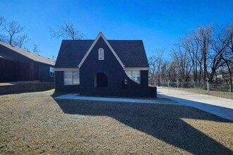 Building Photo - 1424 NE 10th St