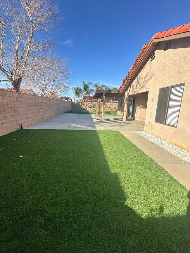 Building Photo - Spacious East Palmdale Home