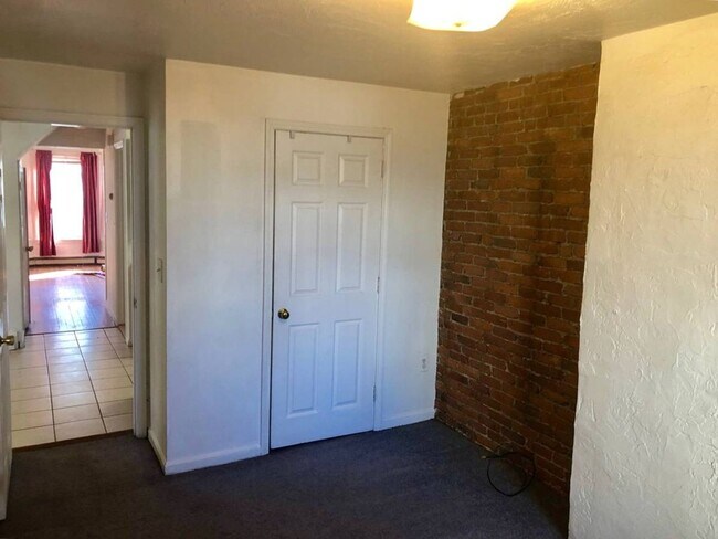 Building Photo - Student friendly Brighton 2-bed
