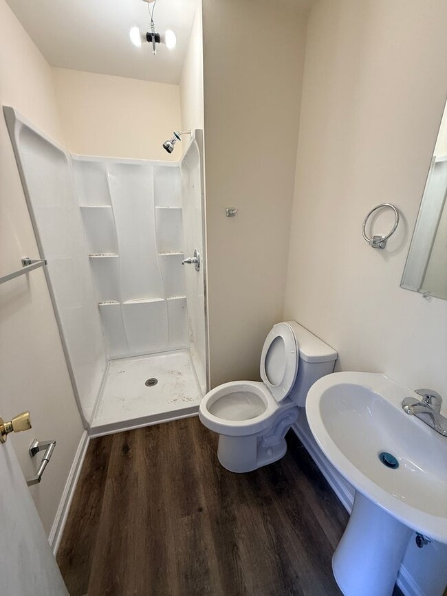 Building Photo - 4 bedroom 2 bath HOUSE!