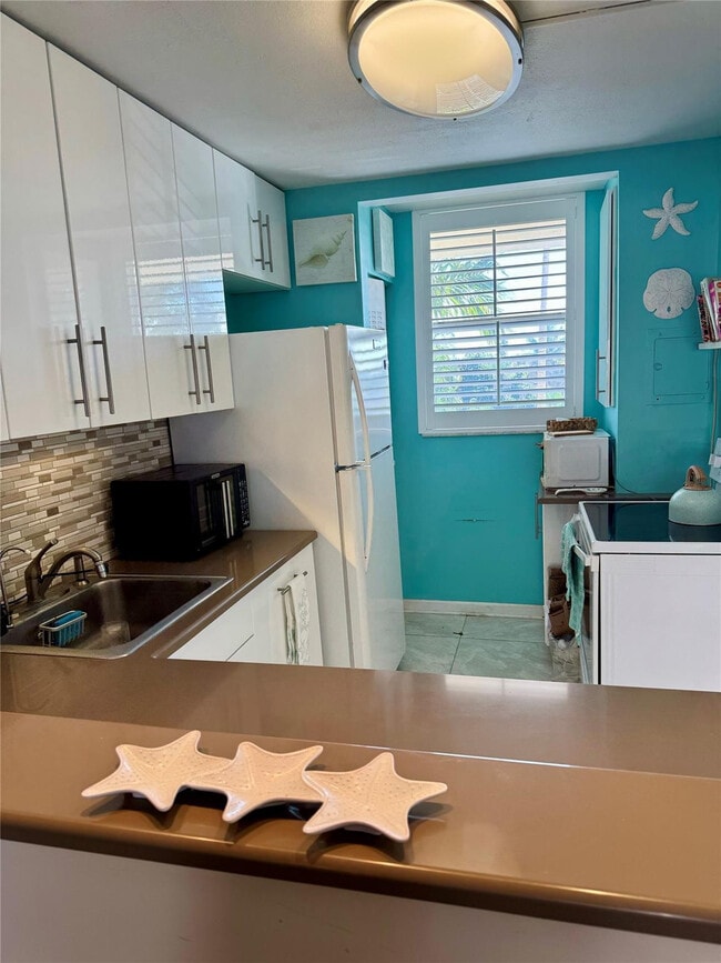 Building Photo - 5300 NE 24th Terrace