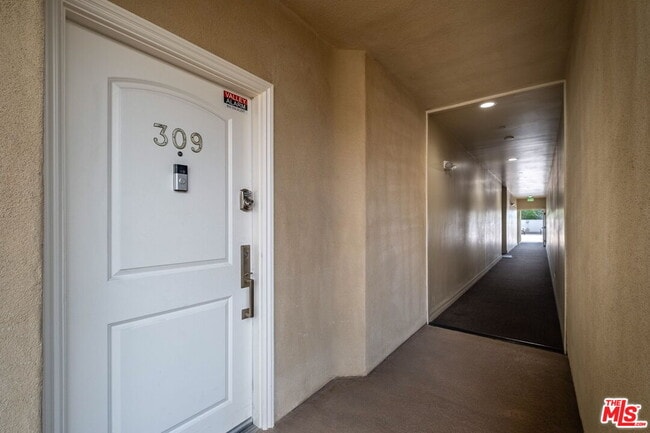 Building Photo - 15206 Burbank Blvd