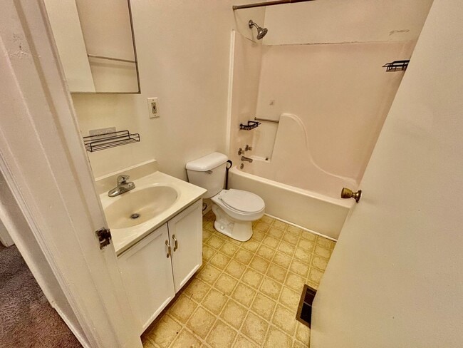 Building Photo - 2 Bedroom Near Law School!