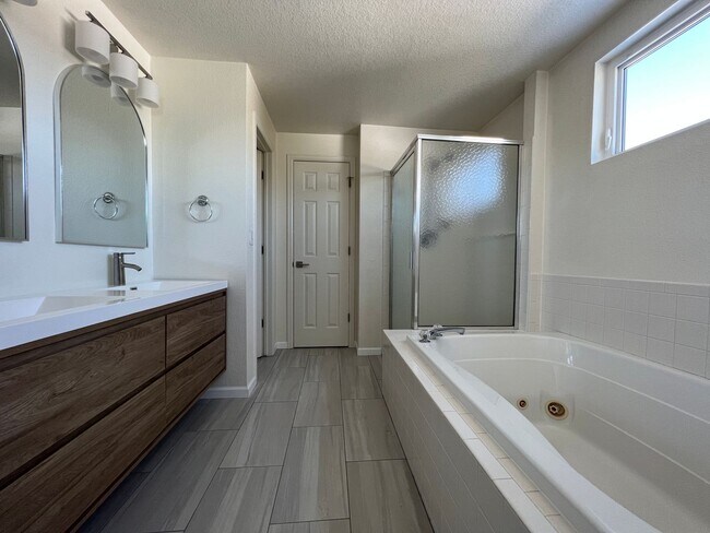 Building Photo - 4-Bedroom Gem in Erie: Modern Luxury, Ideal Space! Available March