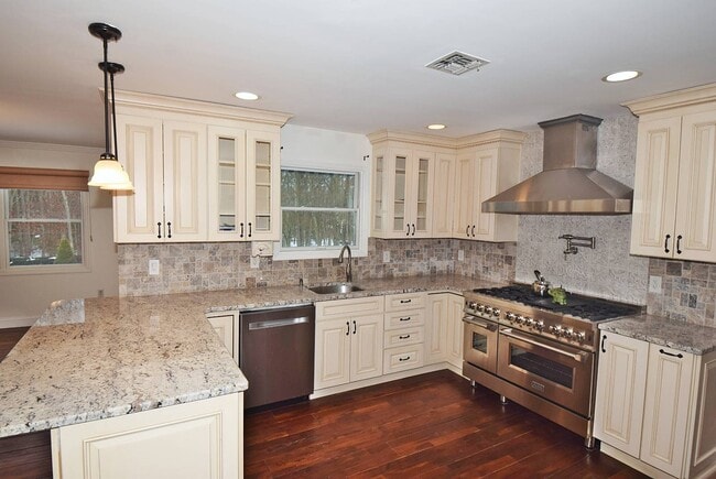 Building Photo - 396 Eastport Manor Rd