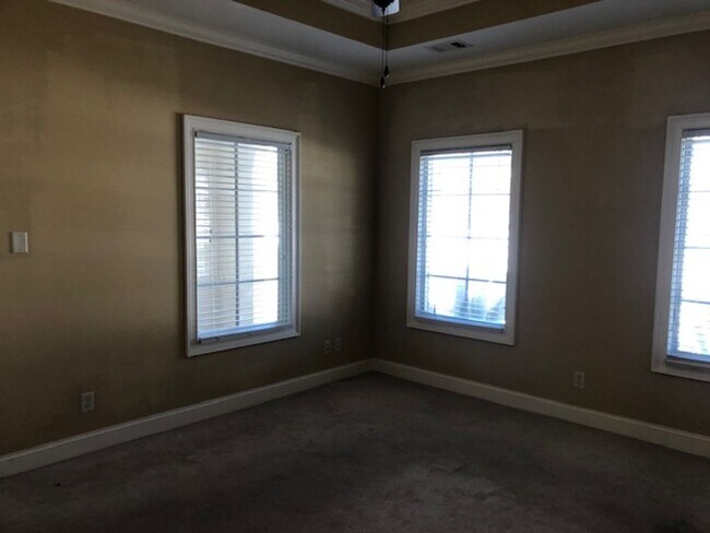 Building Photo - 237 Dogwood Cir