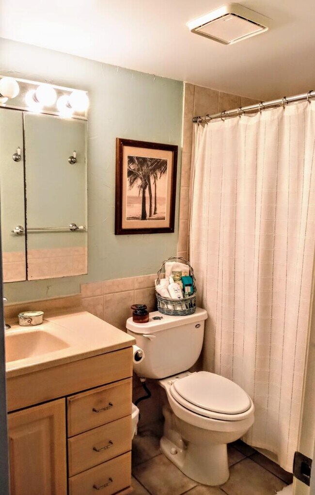 Building Photo - 1516 S Lakeside Dr