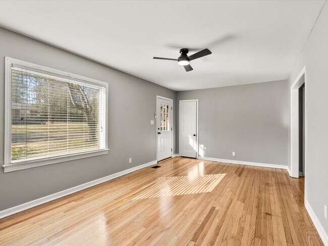 Building Photo - 1403 Lowell Dr SE