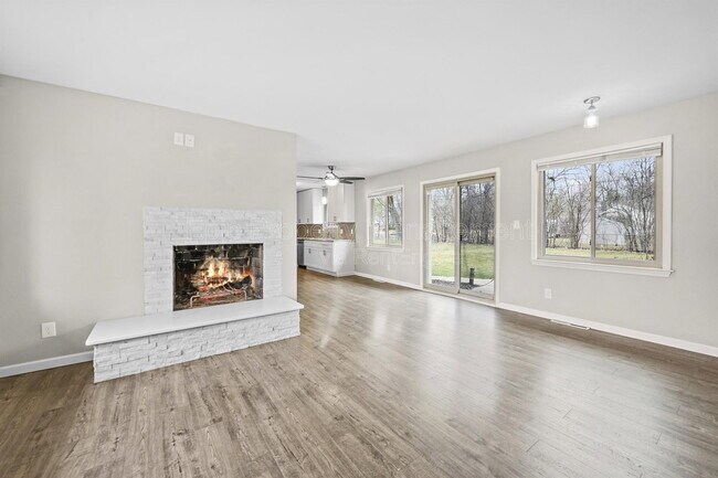 Building Photo - 24955 Lakeland St