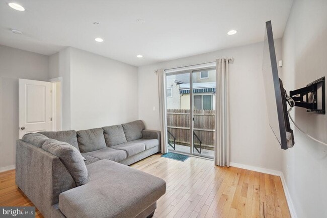 Building Photo - 1246 E Fletcher St