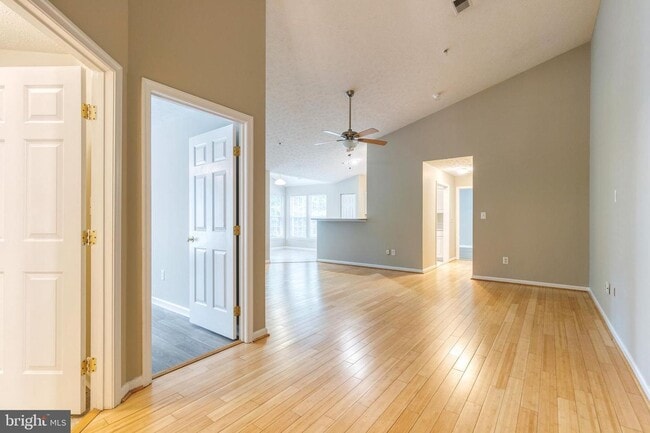 Building Photo - 2 bed 2 bath condo in sought after Piney O...