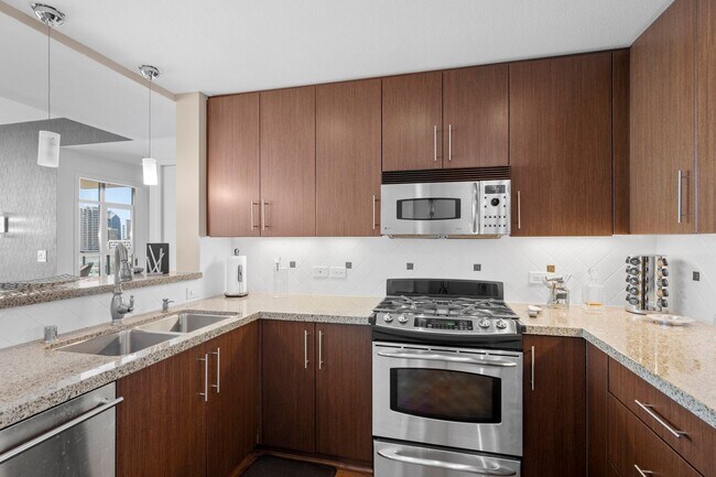 Building Photo - West Facing Downtown Condo for Rent!