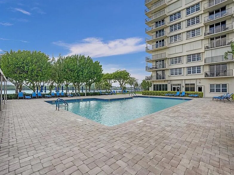 Building Photo - 2121 N Ocean Blvd