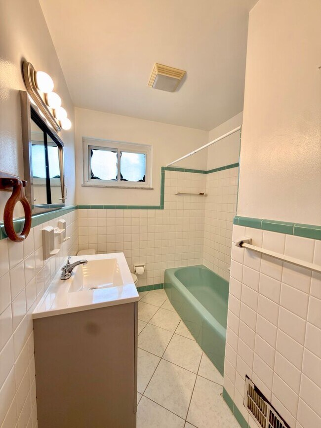 Building Photo - 7860 Sequoia Ct