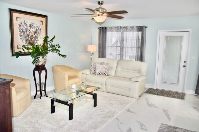 Building Photo - 364 Keswick C