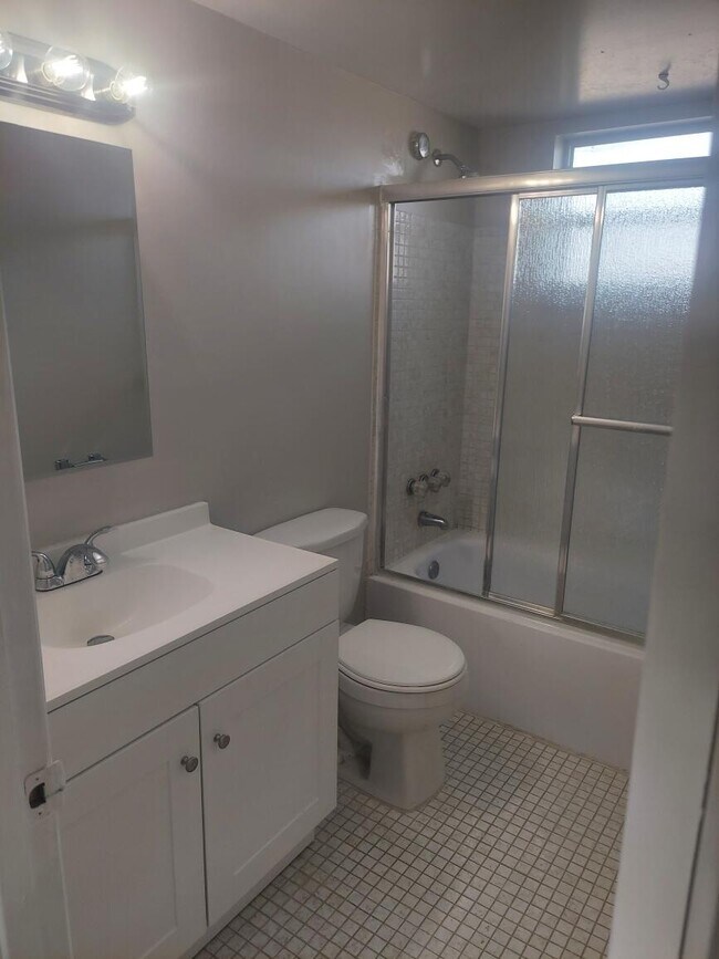 Building Photo - 709 Lori Dr