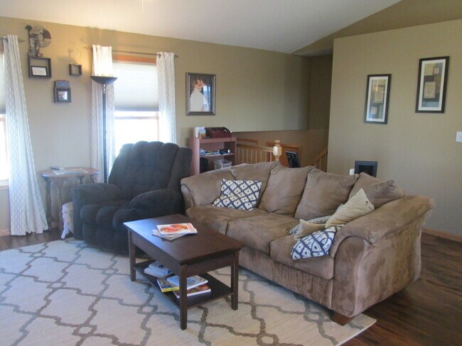 Building Photo - Beautiful 4 Bedroom Available For Rent!
