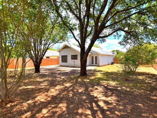 Building Photo - 813 Primrose Ln