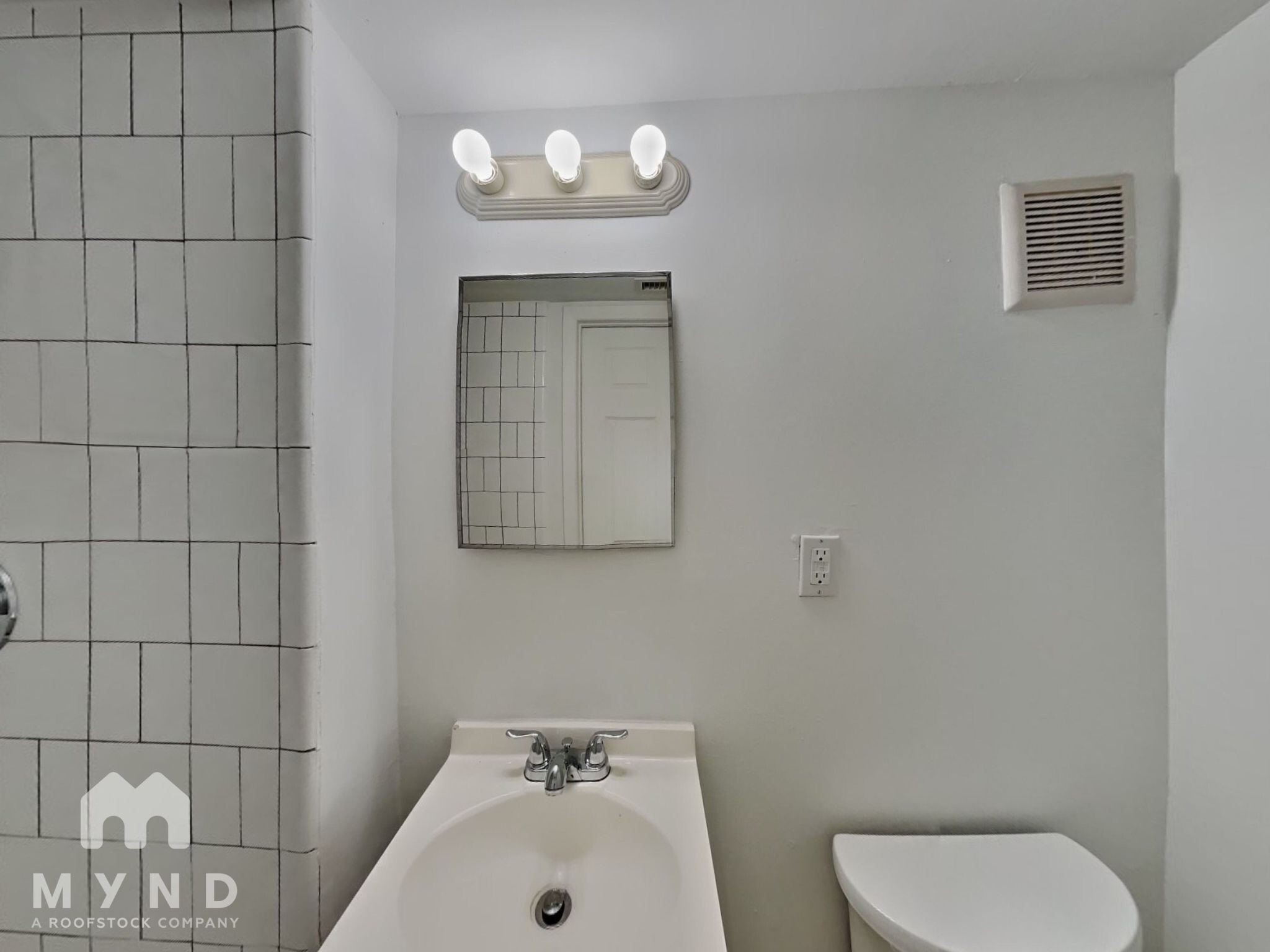 Building Photo - 7563 Meadowlawn Dr N