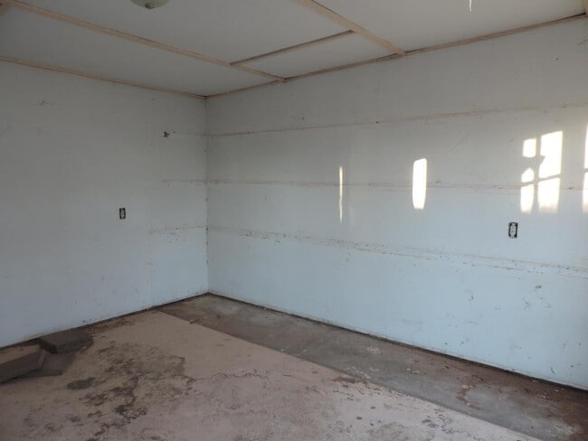 Building Photo - Dog Friendly - 4 Bedroom with Granite Counter tops.