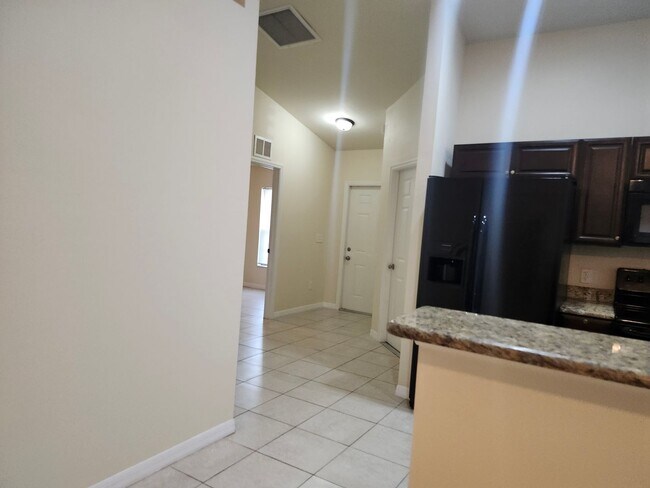 Building Photo - Nice, Clean 3 Bedroom, 2 Bathroom Duplex w...
