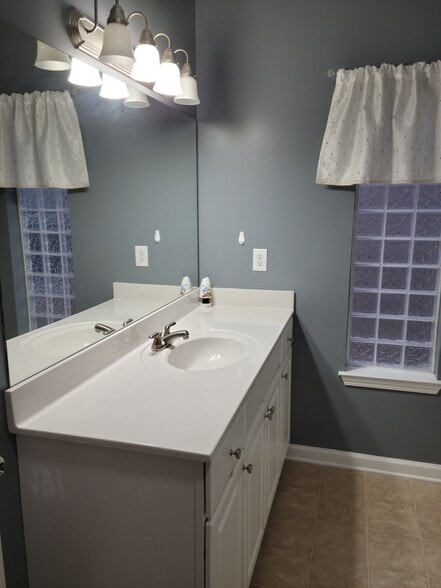 Building Photo - 6203 Regency Ct