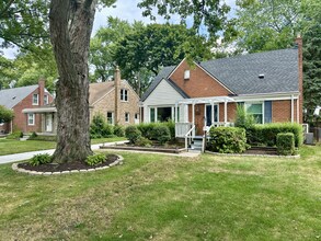 Building Photo - Charming Royal Oak 3-Bed with Sunroom, Dec...