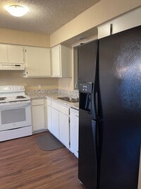 Building Photo - 2 Bedroom, 1.5 bathroom townhome located in a quiet neighborhood. Amenities can be transferred!  ...