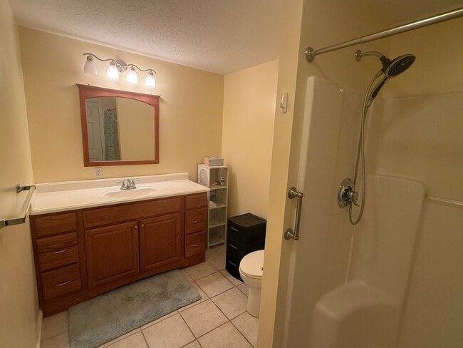 Building Photo - Spacious & Comfortable 4 Bedroom House - C...