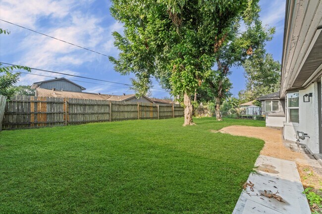Building Photo - 8231 Garden Parks Dr