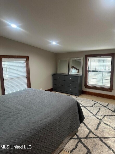 Building Photo - 10325 Clearwater Rd