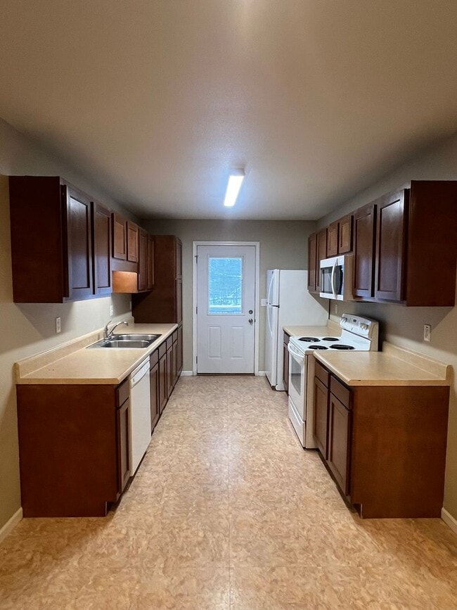 Building Photo - 3 Bedroom 2 bath duplex