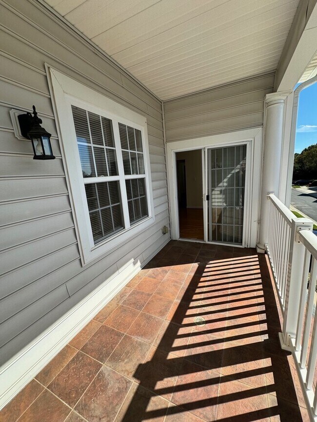 Building Photo - Move-in ready 2-bedroom, 2-bath end-unit t...