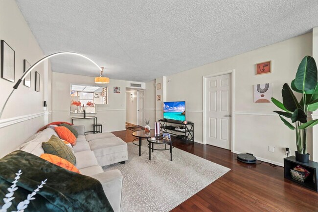 Building Photo - 113 Royal Pk Dr