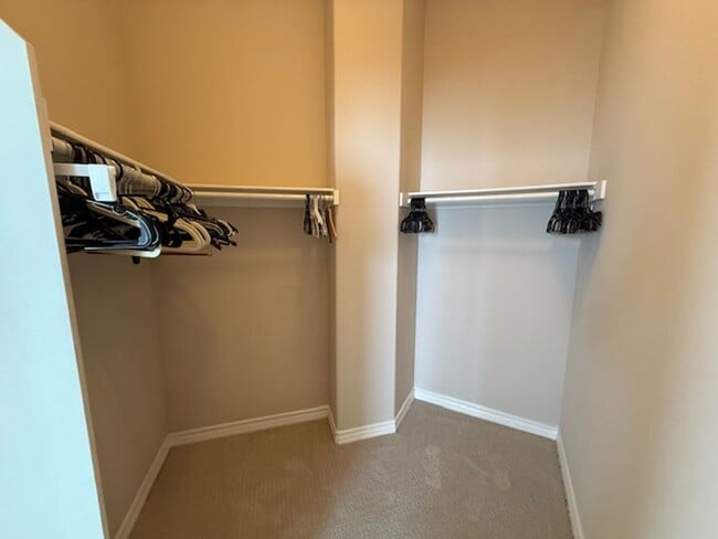 Building Photo - Condo in highly sought-after Vantage Commu...