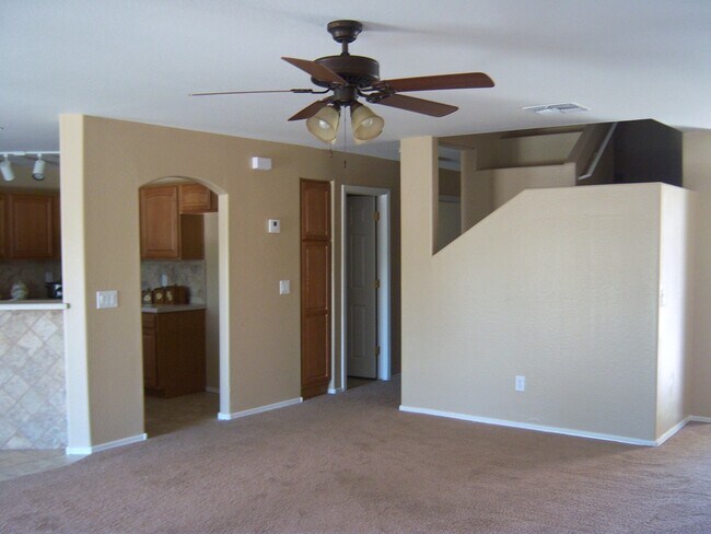 Building Photo - GREAT 4BEDROOM/3BATH HOME WITH ALL THAT YO...