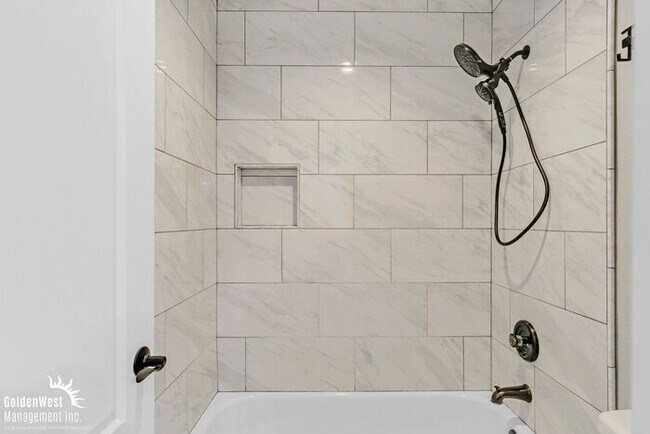 Building Photo - Modern 3bdm 3ba Home with Stylish Upgrades