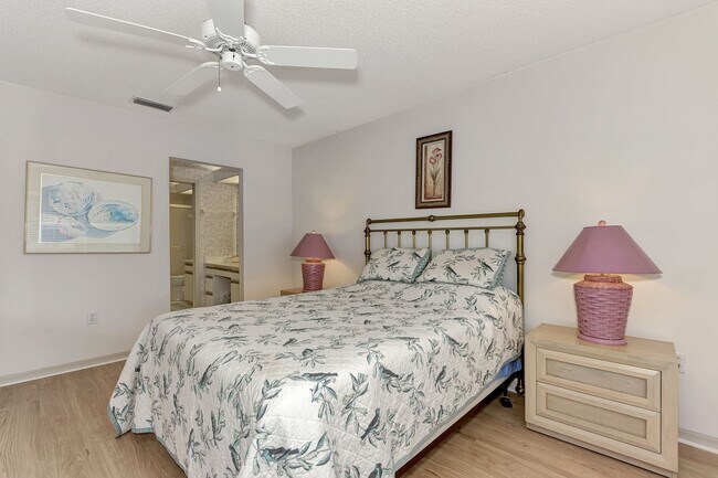 Building Photo - GEORGOUS 2 BEDROOM, 2BATHROOM, TURN KEY FU...