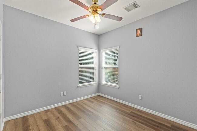 Building Photo - 4427 Village View Dr