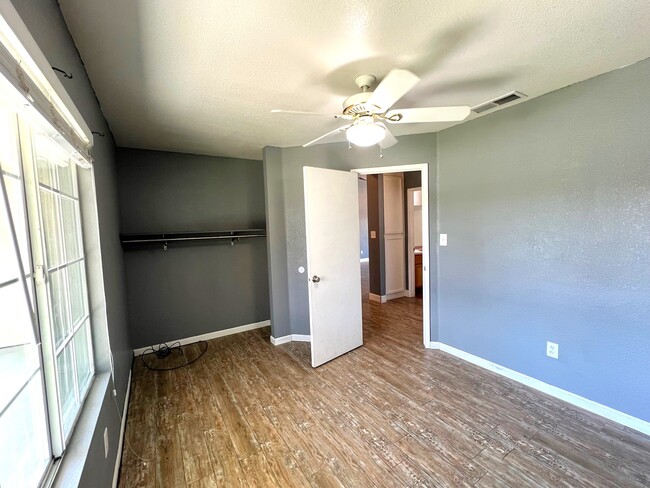 Building Photo - 308 Lake Valley Dr