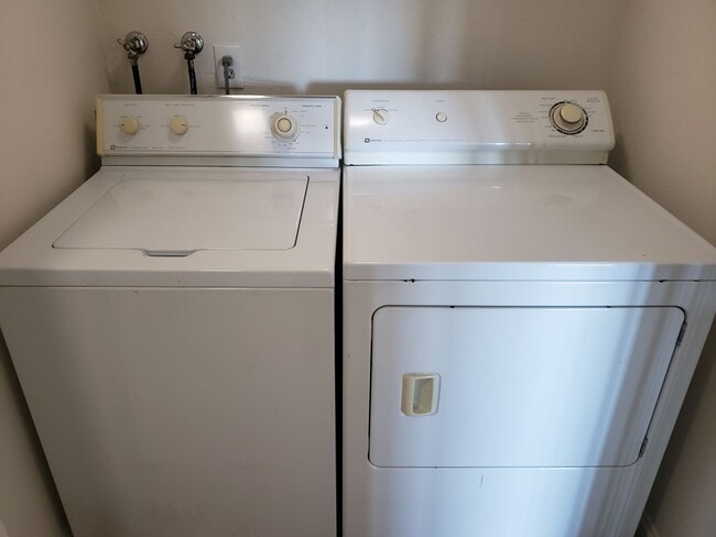 Building Photo - 2 Bedroom Condo in Bennett Valley